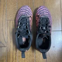 PUMA ジュニア用サッカーシューズ ブラック オレンジのサムネイル