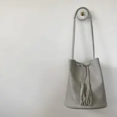 牛革　グレー 巾着型ショルダーバッグ フリンジ付き