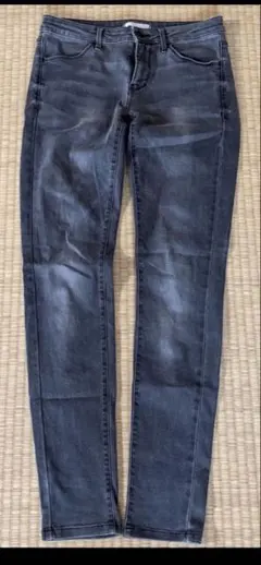 ユニクロ25インチ、グレー、スリム、ポケット付 ダークグレーのスキニージーンズ