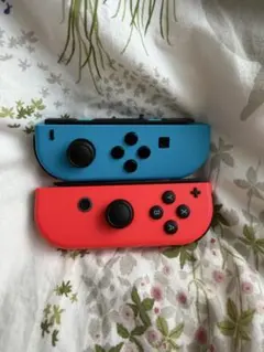 Nintendo Switch用の赤と青のJoy-Conコントローラー2個