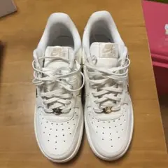 Nike Air Force 1 ホワイト ゴールドアクセント