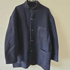 ネイビーカラーのコート