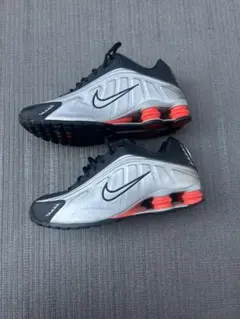 Nike shox R4 シルバー/ブラック/オレンジ