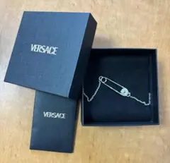 VERSACE ヴェルサーチ Vロゴ フープピアス シルバー V2025 - メルカリ