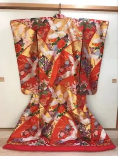 12月7日までSALE 赤色 鶴と花刺繍の着物 12月7日までSALE 赤色 鶴と花刺繍の着物 - メルカリ