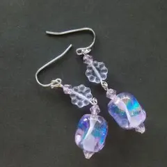 とんぼ玉ピアス。ゆらゆら揺れて可愛い❤️ハンドメイド。イヤリングにも変更可能。