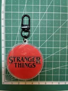 ストレンジャーシングス　ロゴアクリルキーホルダー　赤