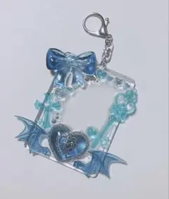 トレカケース レジンデコ 水色×青 ハート リボン 鍵スティック 悪魔羽 y2k
