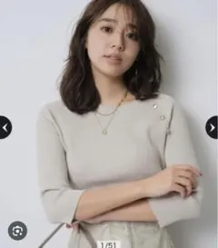 ジャスグリッティー 7分袖マルチ釦リブニット グレージュ 美品のサムネイル