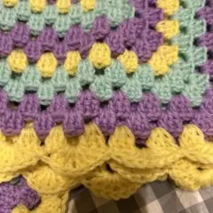 ハンドメイド　手編みのグラニー編みブランケット　パステルカラー　マルチカバー
