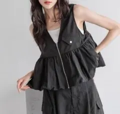 ローリーズファーム　シャイニーペプラムベスト　ミリタリーベスト