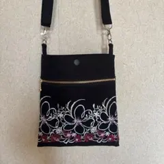 【ハンドメイド】光沢花柄刺繍スマホポーチ・スマホポシェット　サコッシュ　ブラック