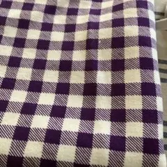 紫と白のダンボールニット