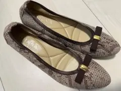【大幅値下げ】【極美品】DIANA パイソン柄　ブラウン　フラットシューズ　24