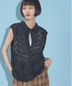 黒いポロ襟ノースリーブニットベスト