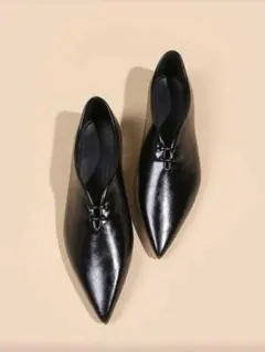 ブラック ポインテッドトゥ フラットシューズ