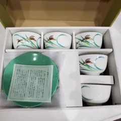 湯飲みと緑皿　各５セット