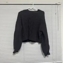 ダークグレー ケーブルニット