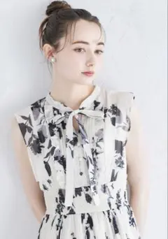 リボン付きウエストシャーリングフラワープリントプリーツワンピース