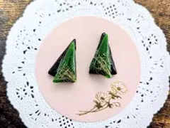 【No.16】ハンドメイドピアス　イヤリングＷ三角形(ブラック×グリーン)