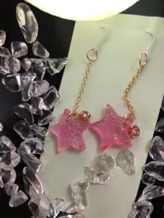 ピンクのスワロフスキー付き星型揺れるピアス（ハンドメイド）