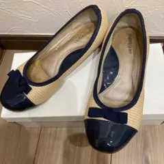 velikoko リボン付きフラットシューズ ベージュ/ネイビー