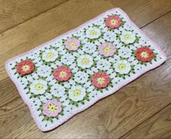フラワーモチーフ のかぎ針編みマルチカバー(ピンク系)のサムネイル