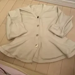 クリーム色 ボタン付きニットカーディガン