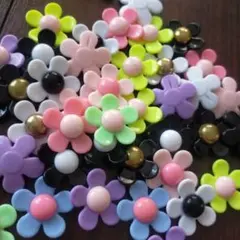 カラフルな花のデコレーションパーツ約40個