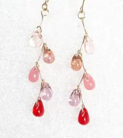 小さなチェコドロップのジグザグピアス　赤いドロップの実り