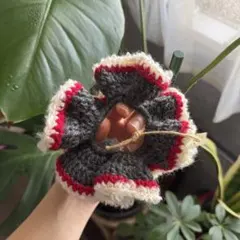 ハンドメイド　鍵編みシュシュ　チャーム付き　ヘアアクセサリー　一点物