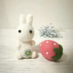 羊毛フェルト 白うさぎ と いちご ハンドメイド ❀グリーンのお花のサムネイル