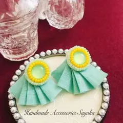 ハンドメイド　ビーズ刺繍ピアス　グリーン　イエロー　春向き　アクセサリー　個性的