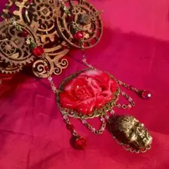 大輪の薔薇とゾンビのネックレス