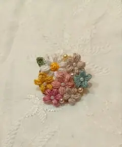 ハンドメイド カラフル小花の刺繍ブローチ