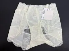 アイボリー系 Mサイズ　3190円 NICE CLAUPショーツ