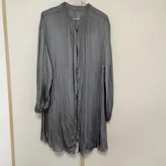ドゥドゥ新品同様　グレー サテン 長袖シャツ ボタン付き