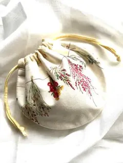 ドライフラワーがとっても素敵な小さめのまあるいポーチ（ハンドメイド）