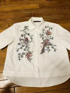 ZARA刺繍つき半袖シャツ