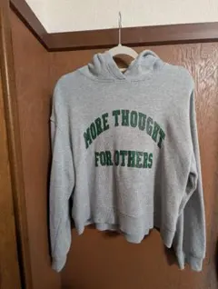 フード付きグレークロップドスウェット