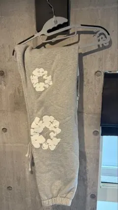 DENIM TEARS スウェットパンツ グレー