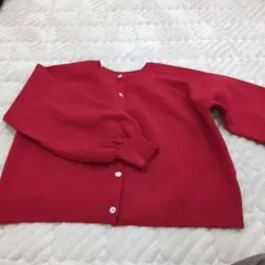 赤いニットカーディガン 長袖 ボタン付き