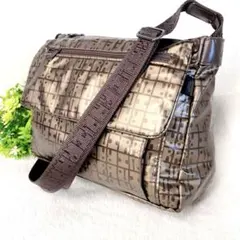 美品✨ヤマト屋 ラビラビ 軽量撥水ショルダーバッグ 総柄のサムネイル