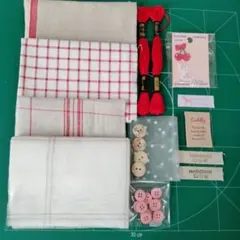 レッド・べ−ジュのハギレ　＆　刺しゅう糸