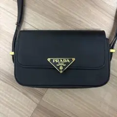 PRADA ショルダーバッグ 黒 ゴールド金具 ロゴ入り