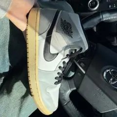 NIKE AIR JORDAN 1 MID グレー ホワイト