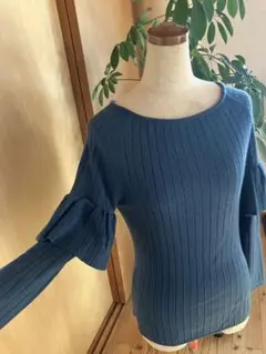 ブルーグリーンのフリル付きニット