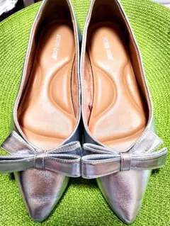 【フォーマルにも普段にも】シルバー フラットシューズ