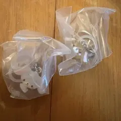 サンリオ　めじるしアクセサリー　くろうさしろうさ2点セット