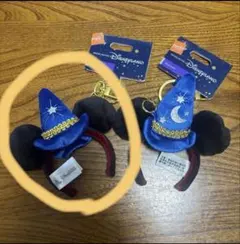 ミッキーマウスの耳と魔法使いの帽子のデザインのキーホルダー